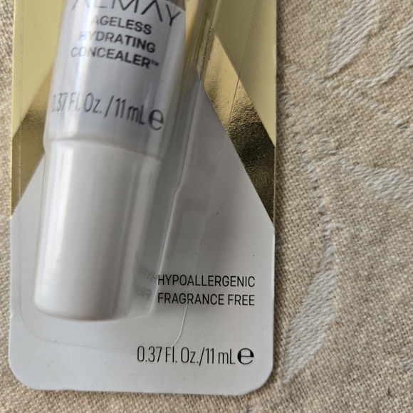 Almay Ageless Hydrating Liquid Concealer Hyaluronic Acid 040 Medium Deep - Picture 3 of 5